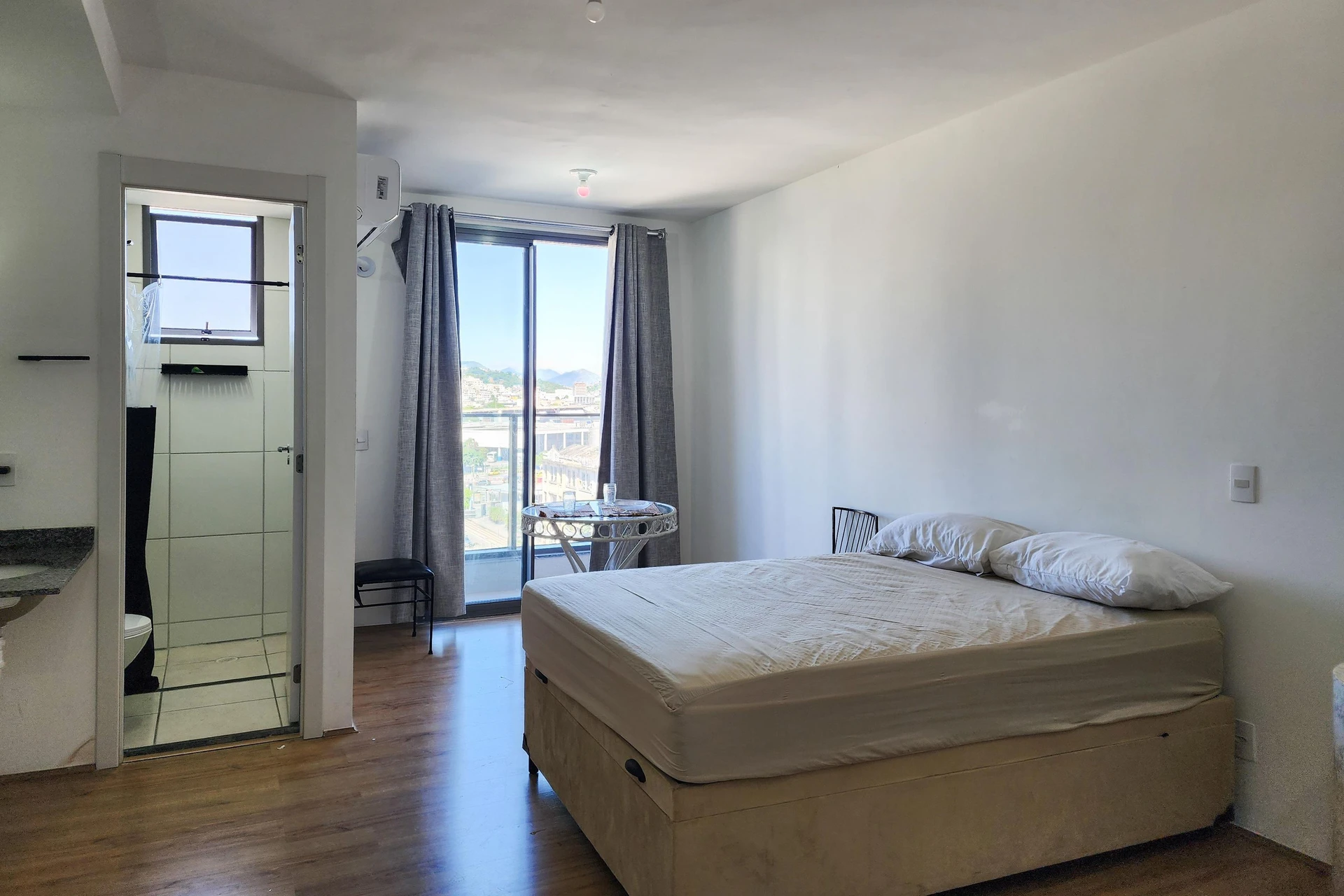 Studio with kitchenette, A/C, and a balcony — photo 9