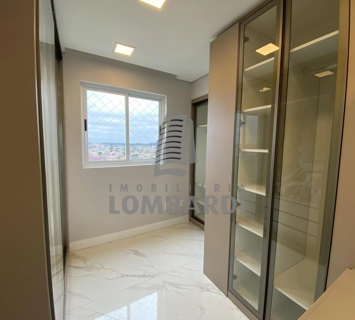 70 m² apartment with a walk-in closet and a washing machine — photo 5