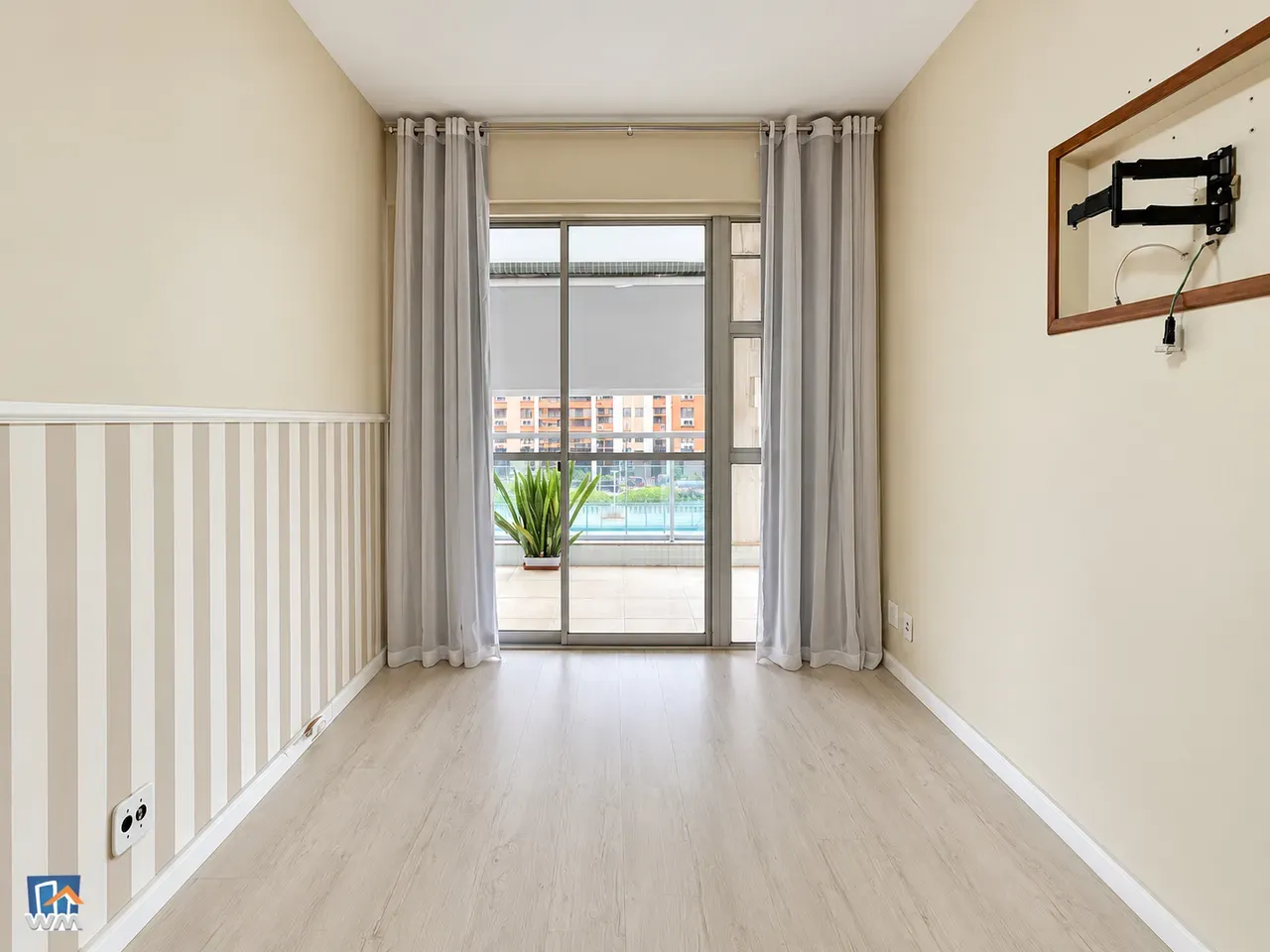 Glass-enclosed balcony in a 2-bedroom apartment, 88 m² — photo 14