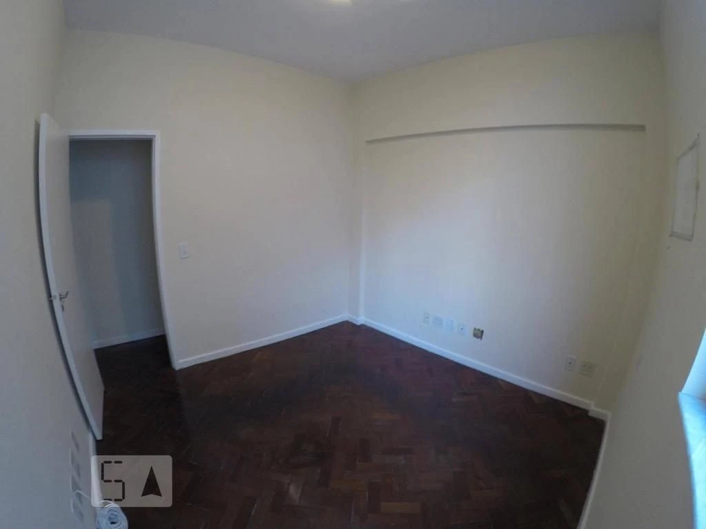 Apartamento de 2 quartos com piso de madeira ou laminado — photo 9