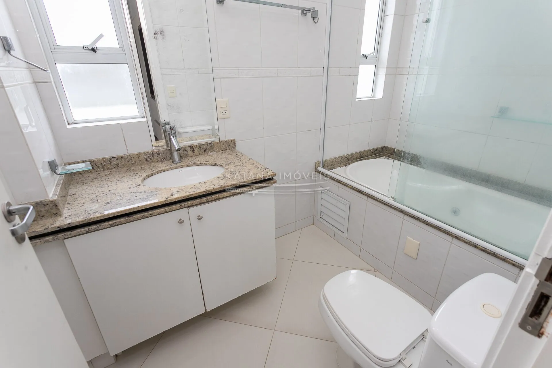 4-bedroom apartment with a bathtub in Florianópolis — photo 32