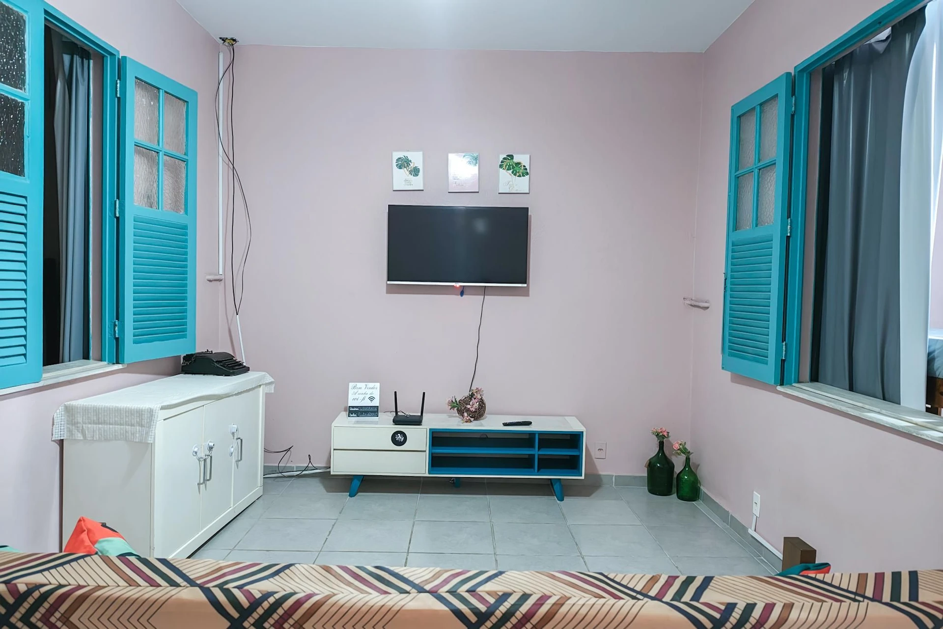 Casa mobiliada com 3 quartos e 2 banheiros, com área de churrasco
