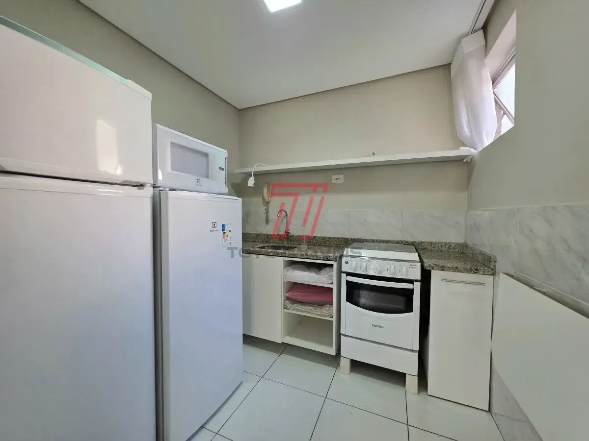 Apartamento de 3 quartos com piso de madeira na sala — photo 39