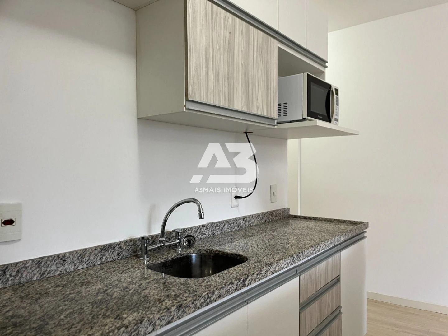 Furnished studio with open-plan kitchen and 1 bath — photo 4