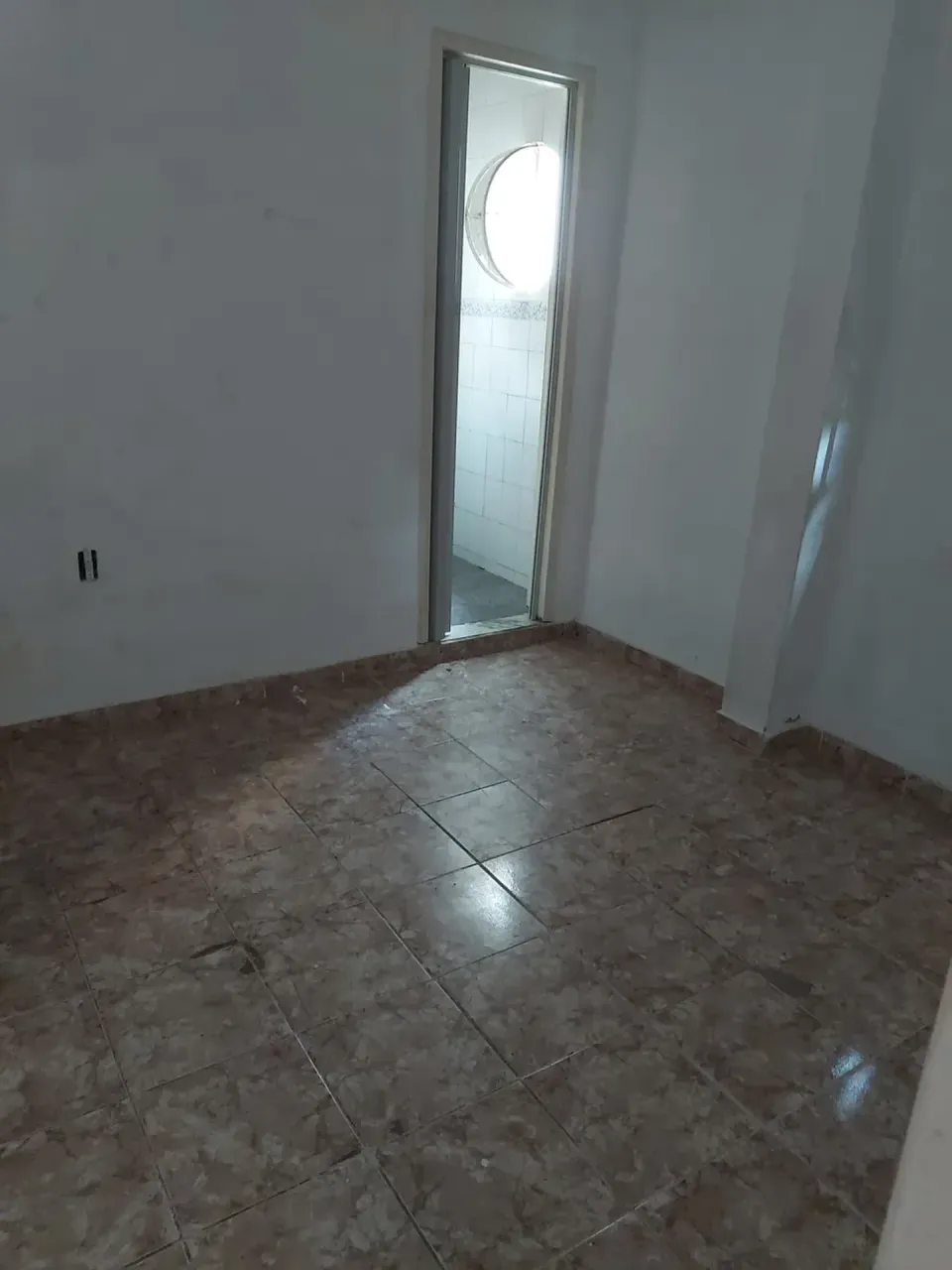 House with no parking, 2 bedrooms, electric shower — photo 2