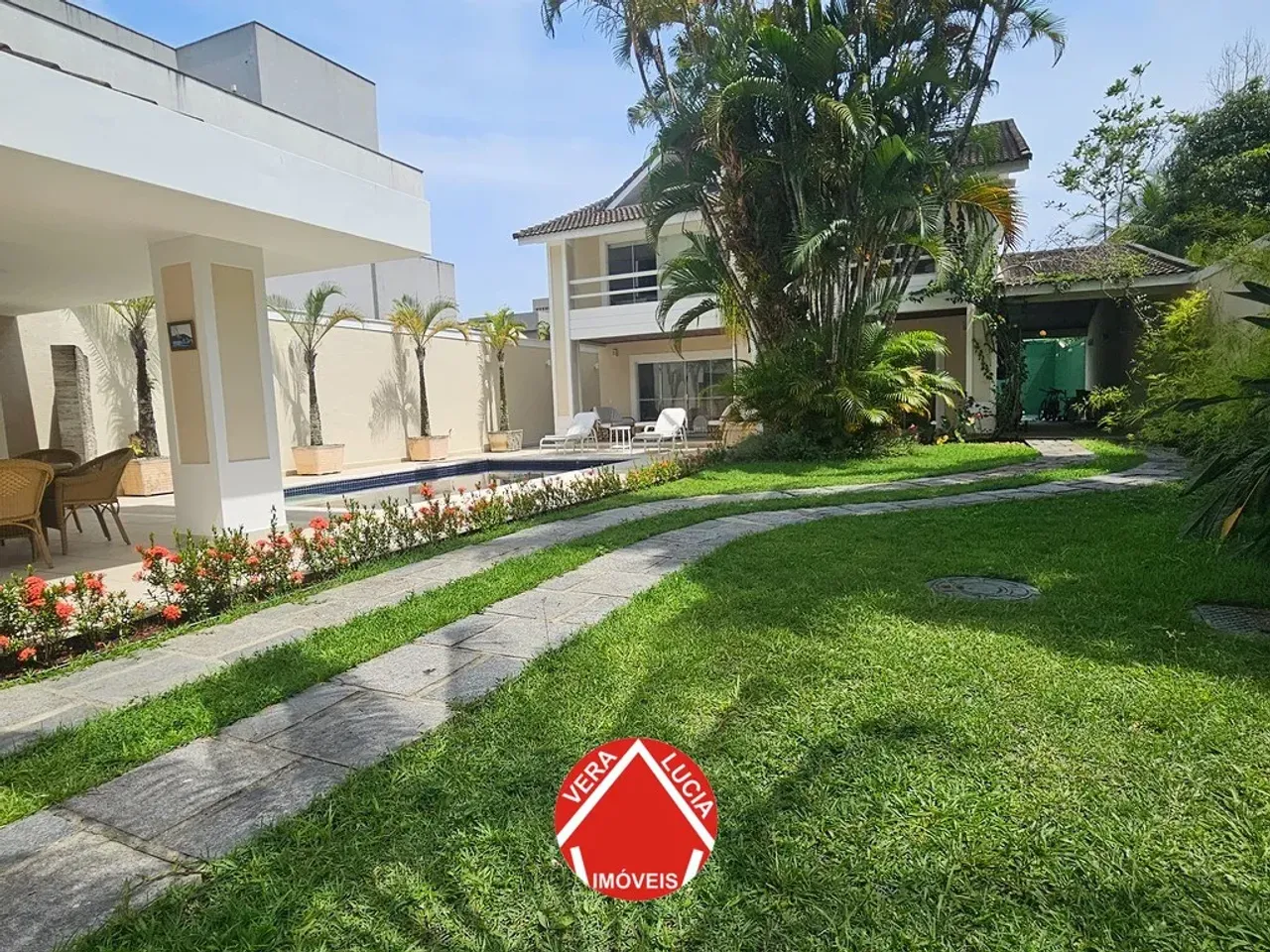 Casa em condomínio com 4 quartos e 5 banheiros — photo 2