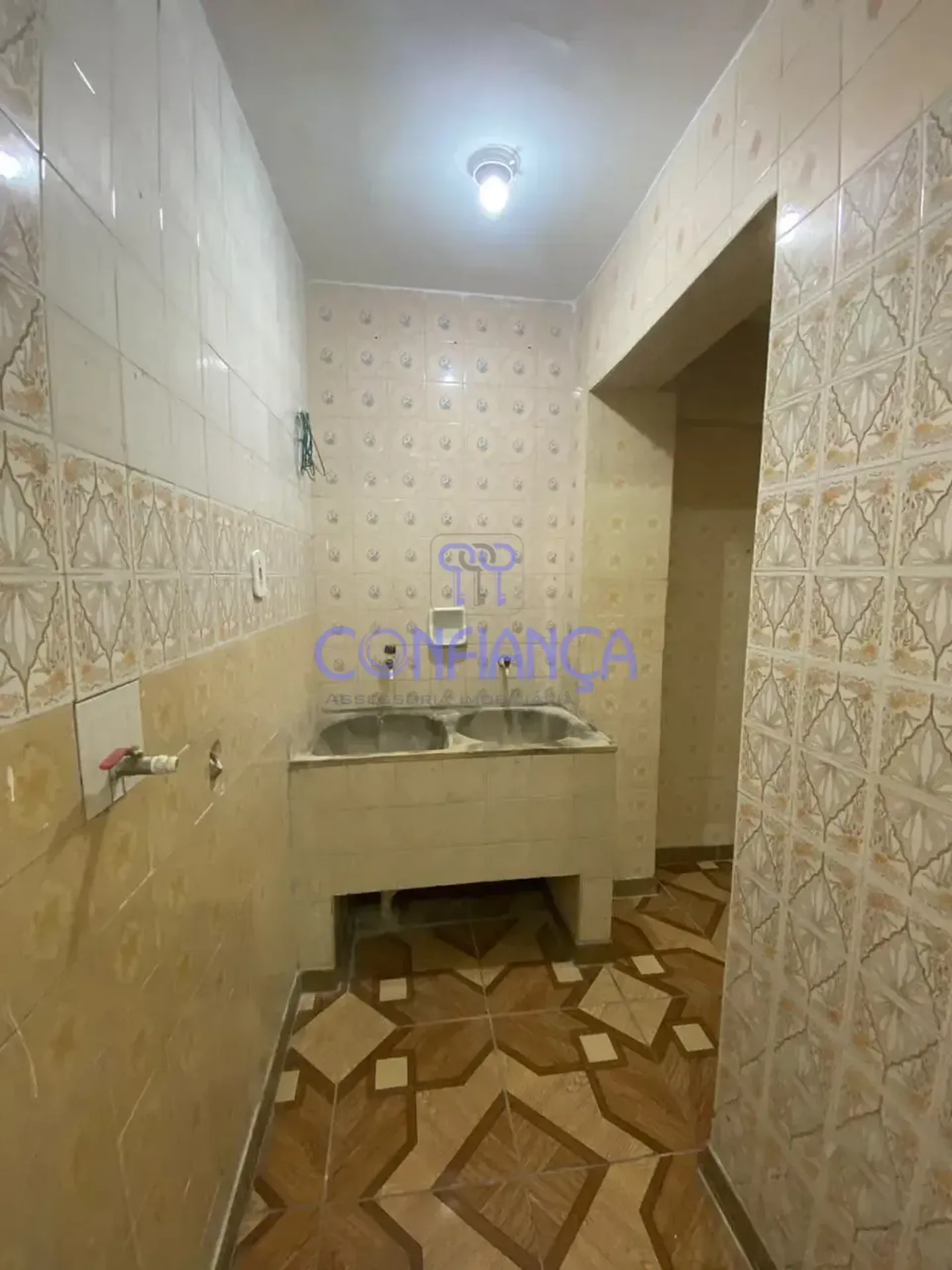 House with 3 bedrooms and a gas stove kitchen — photo 3