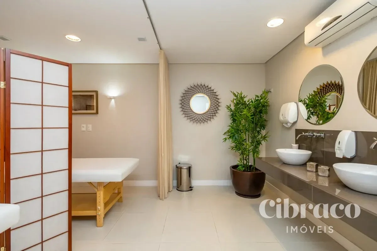 Balcony with a grill in a 2-bedroom apartment, 71 m² — photo 6
