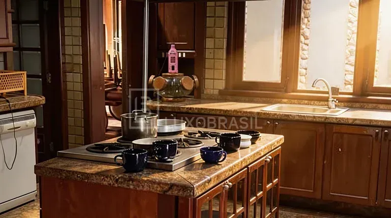 Casa com 5 quartos e 5 banheiros, cozinha fechada a gás