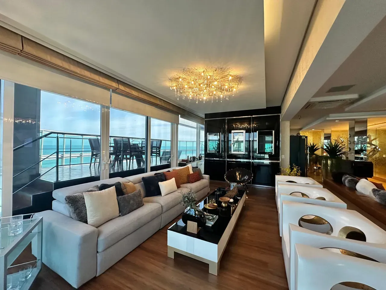 Furnished 4-bedroom apartment with 800 m² and 5 baths