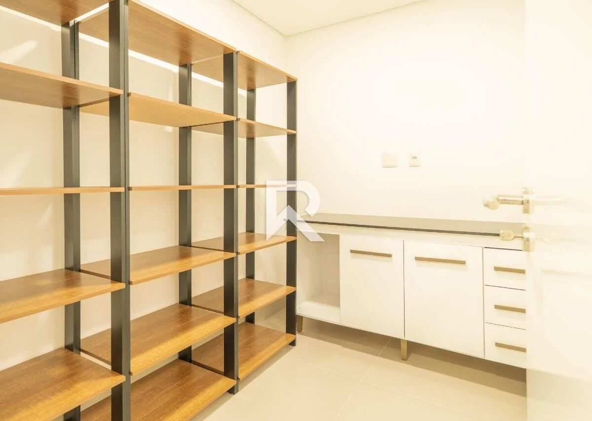 255 m² apartment with a bathtub and a walk-in closet — photo 35