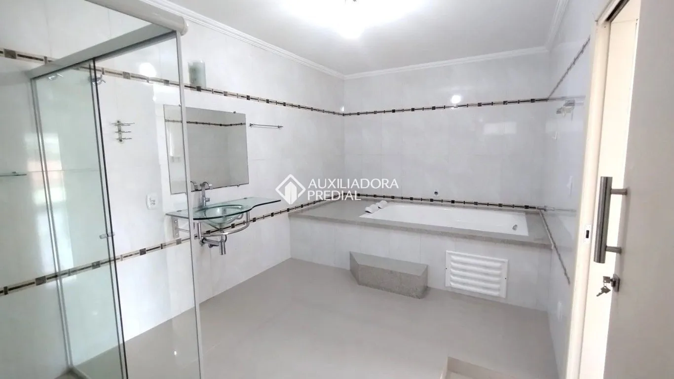 200 m² house with a bathtub and a glass-enclosed balcony — photo 10