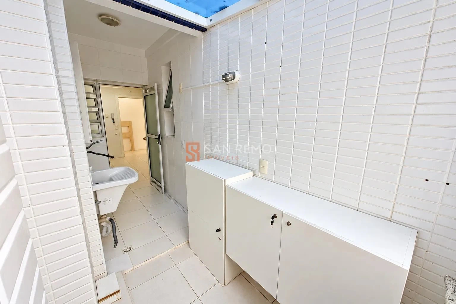 Balcony with a grill in a 3-bedroom apartment, 87 m² — photo 5