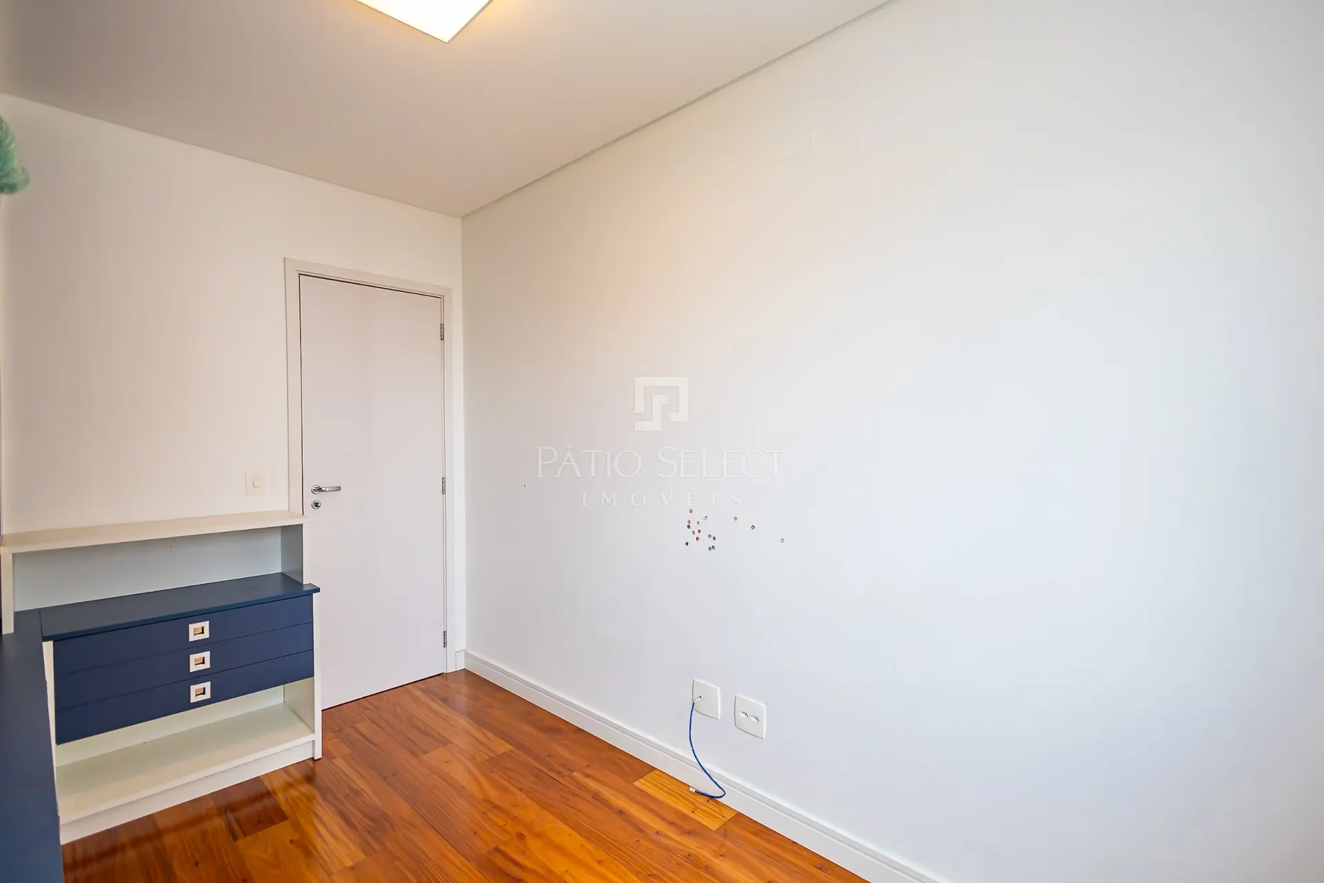 4-bedroom apartment with a fireplace — photo 38