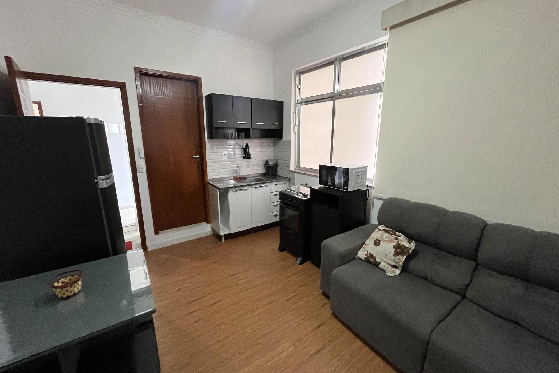 Furnished 1-bedroom apartment with no parking — photo 2