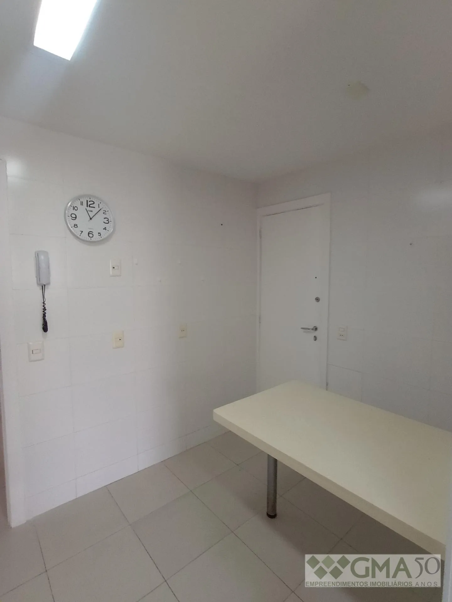 3-bedroom apartment with a mountain view — photo 32