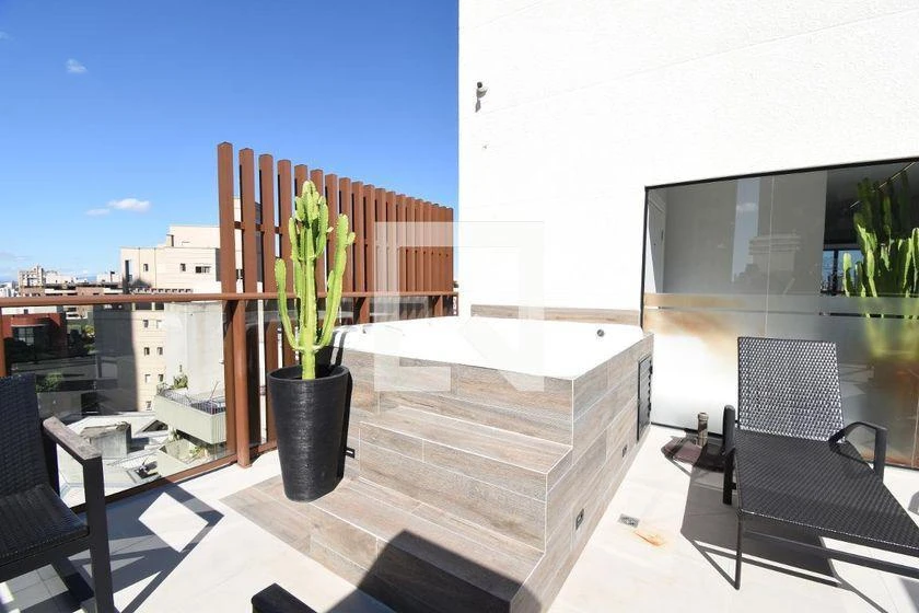 Furnished 1-bedroom apartment with enclosed balcony — photo 13
