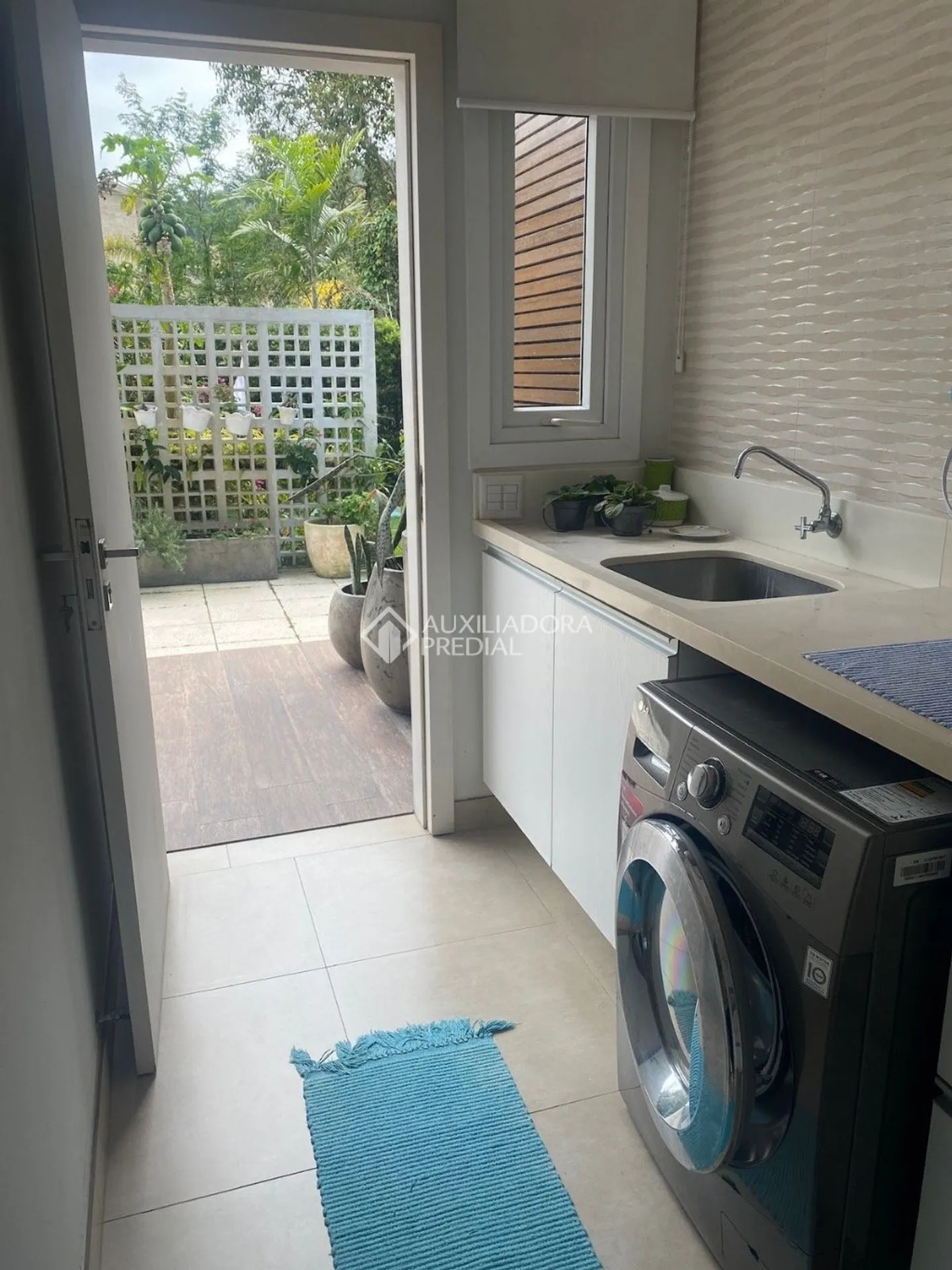 Furnished 250 m² house with 3 bedrooms and 5 bathrooms — photo 16
