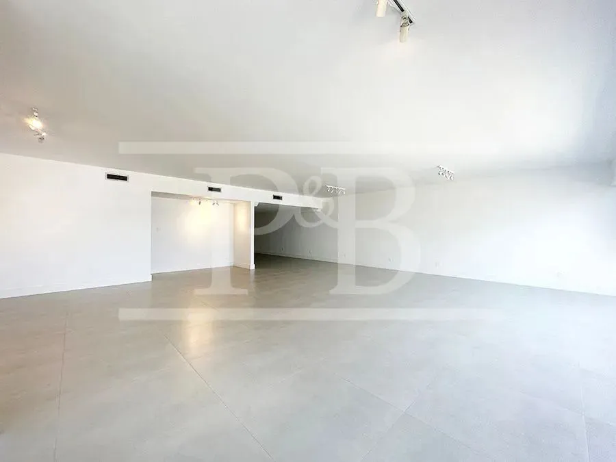 3-bedroom apartment with enclosed glass balcony — photo 8
