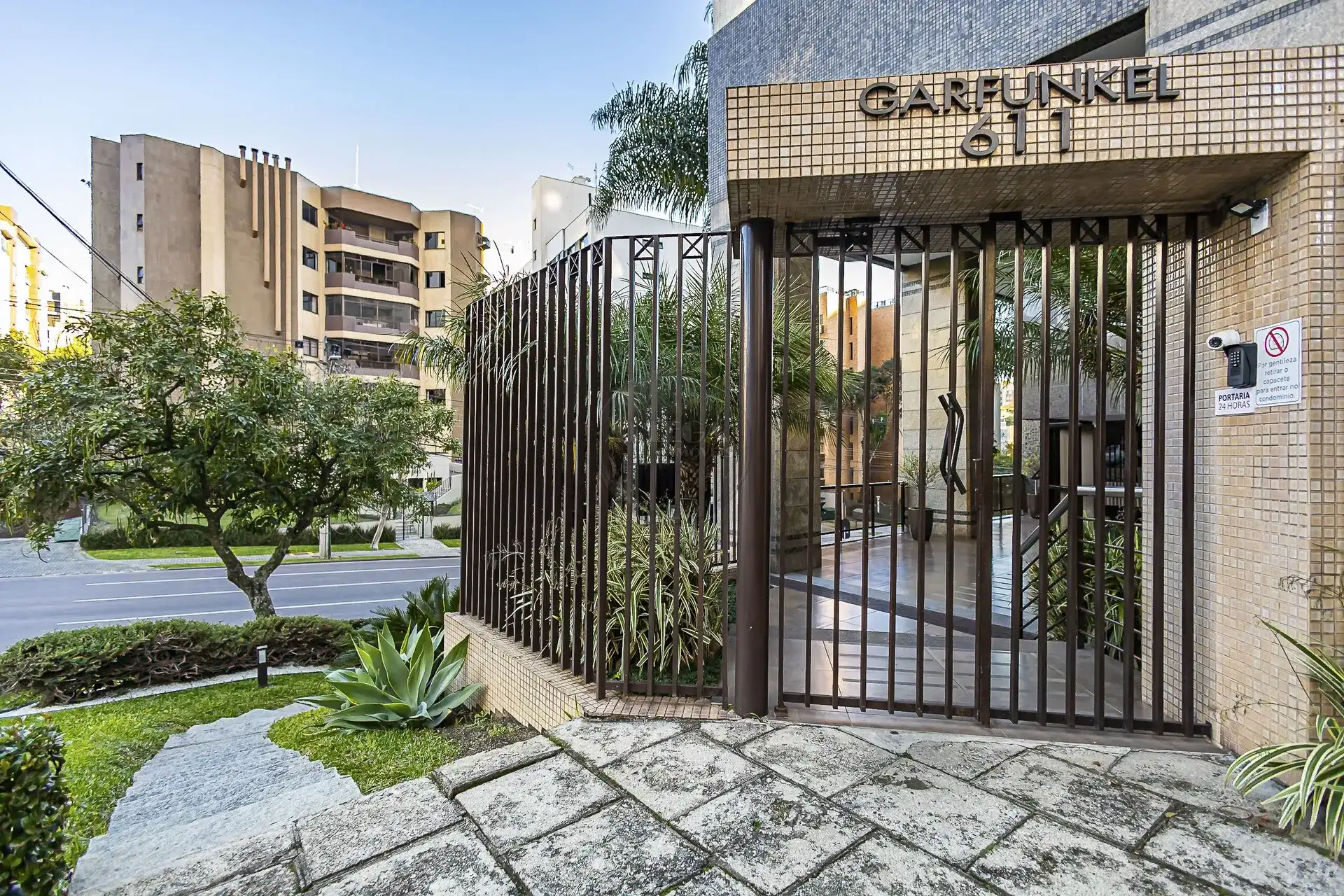 Apartamento com 4 quartos e piso de madeira na sala — photo 71