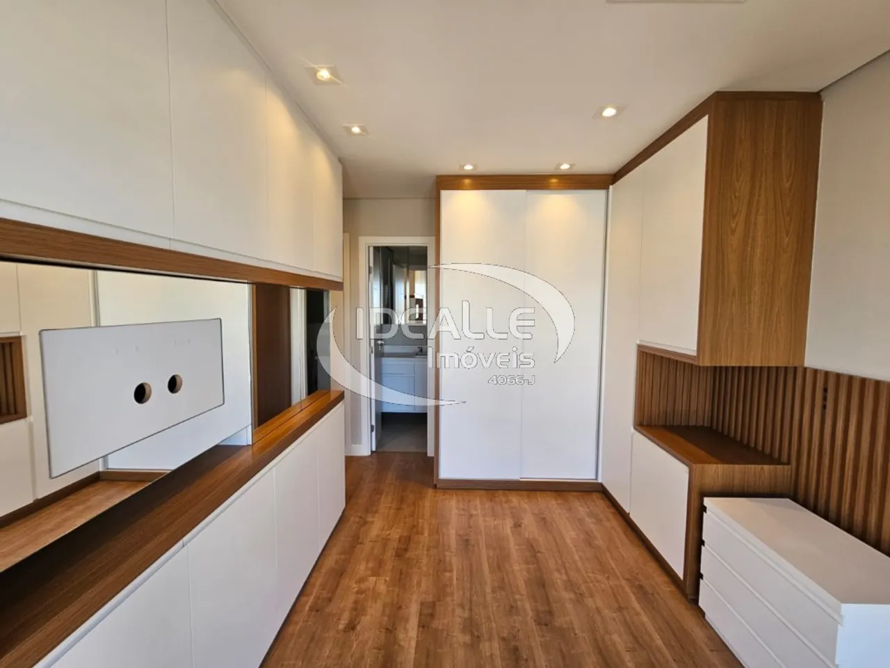 Apartment with 2 bedrooms and a glass-enclosed balcony — photo 15