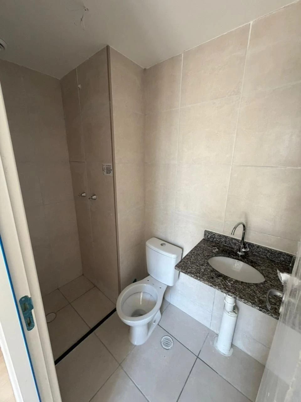 Невеликий безмеблевий апартамент з 3 кімнатами та басейном — photo 8