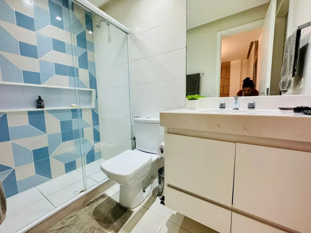 Furnished 3-bedroom apartment with open-plan kitchen — photo 26