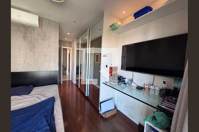 206 m² apartment with 4 en-suite bedrooms and glass balcony — photo 48