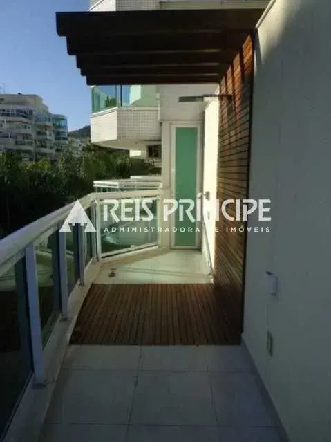One-bedroom apartment in a building with a pool — photo 11