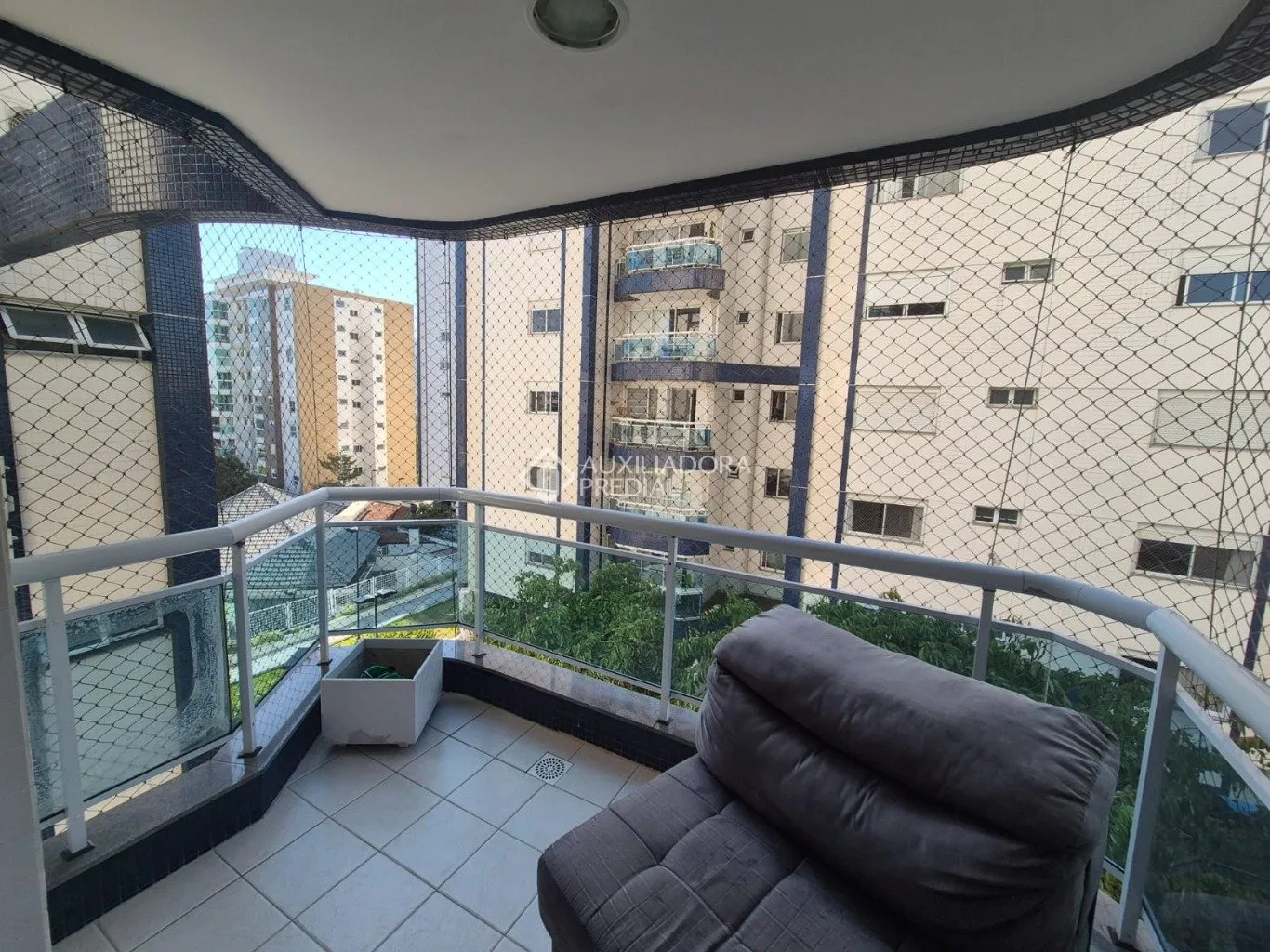 Furnished apartment with 3 bedrooms and 137 m² — photo 11