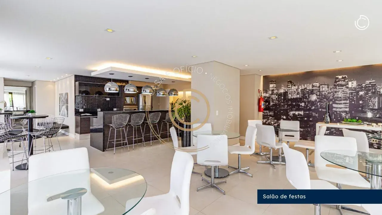 Apartamento mobiliado com 1 quarto e varanda em andar alto