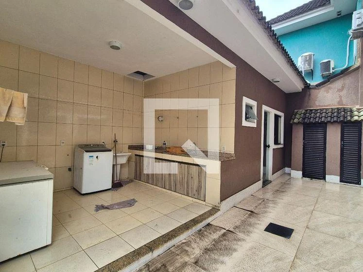 Furnished house, 400 m², with a glass-enclosed balcony — photo 22