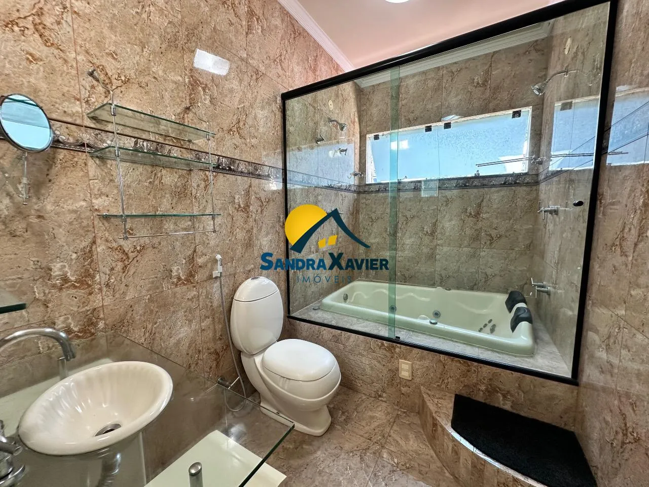 Casa com 4 quartos e 5 banheiros, varanda com churrasqueira — photo 12