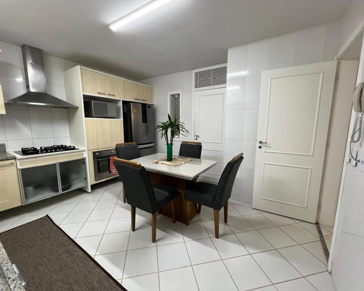 Casa mobiliada de 300 m² com 4 dormitórios e 5 banheiros — photo 4