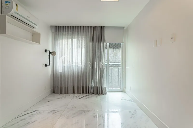 Glass-enclosed balcony in a 3-bedroom apartment, 136 m² — photo 23