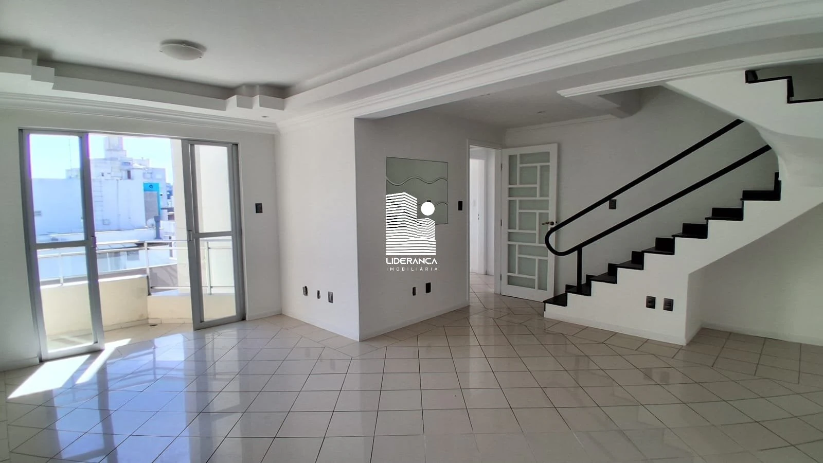 Apartment with 5 bedrooms and an open kitchen, 228 m² — photo 4