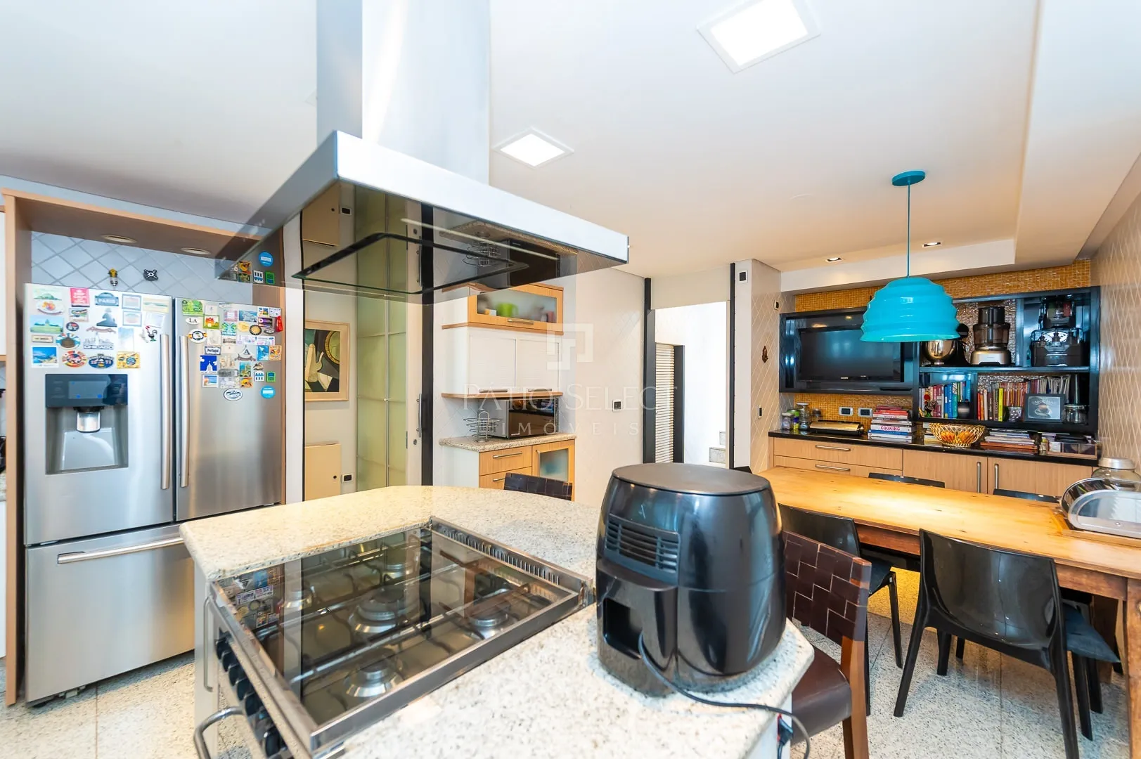 Floor-to-ceiling windows in a 6-bedroom house, 763 m² — photo 37