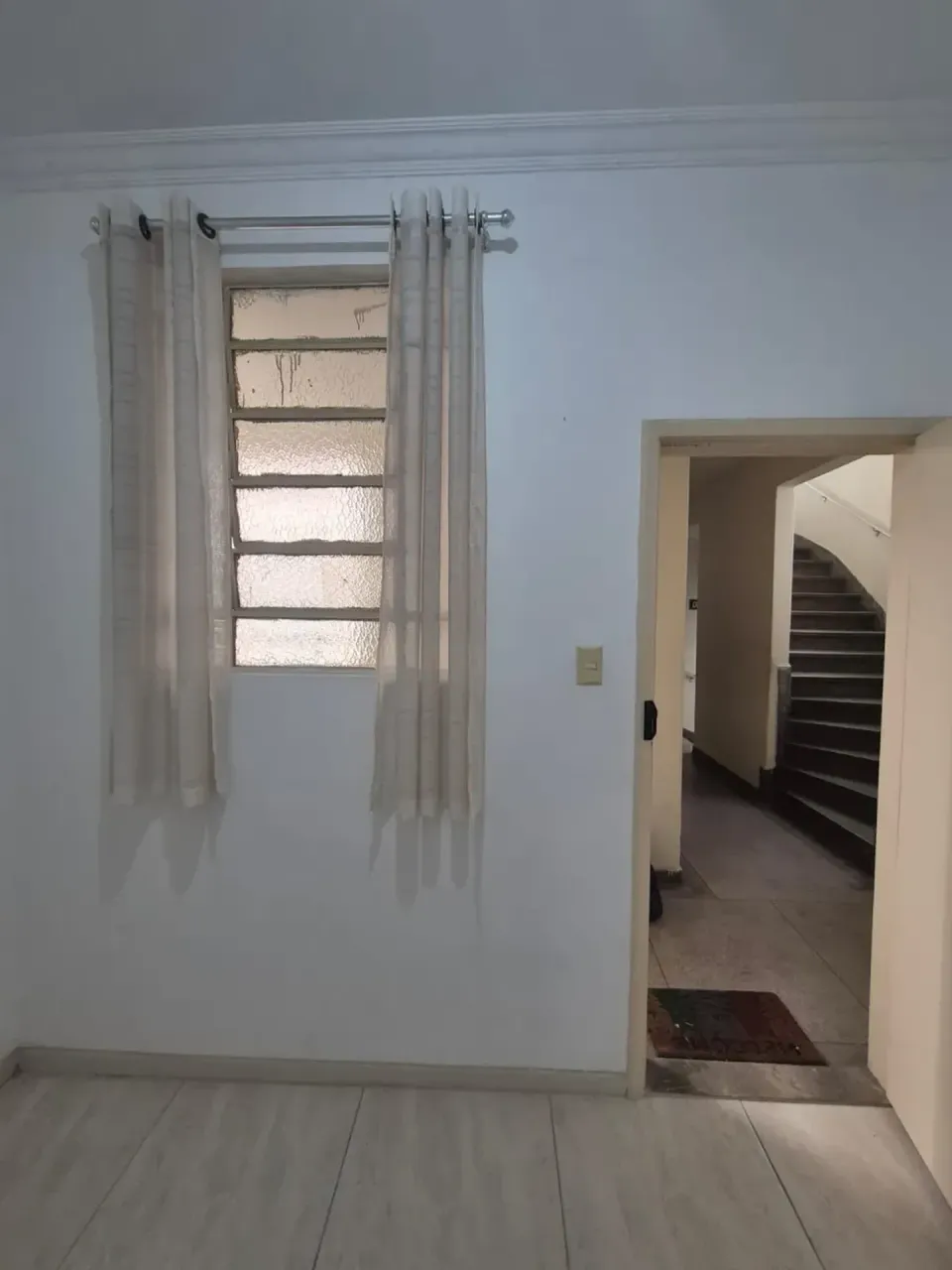 Unfurnished 1-bedroom apartment with a closed kitchen — photo 17