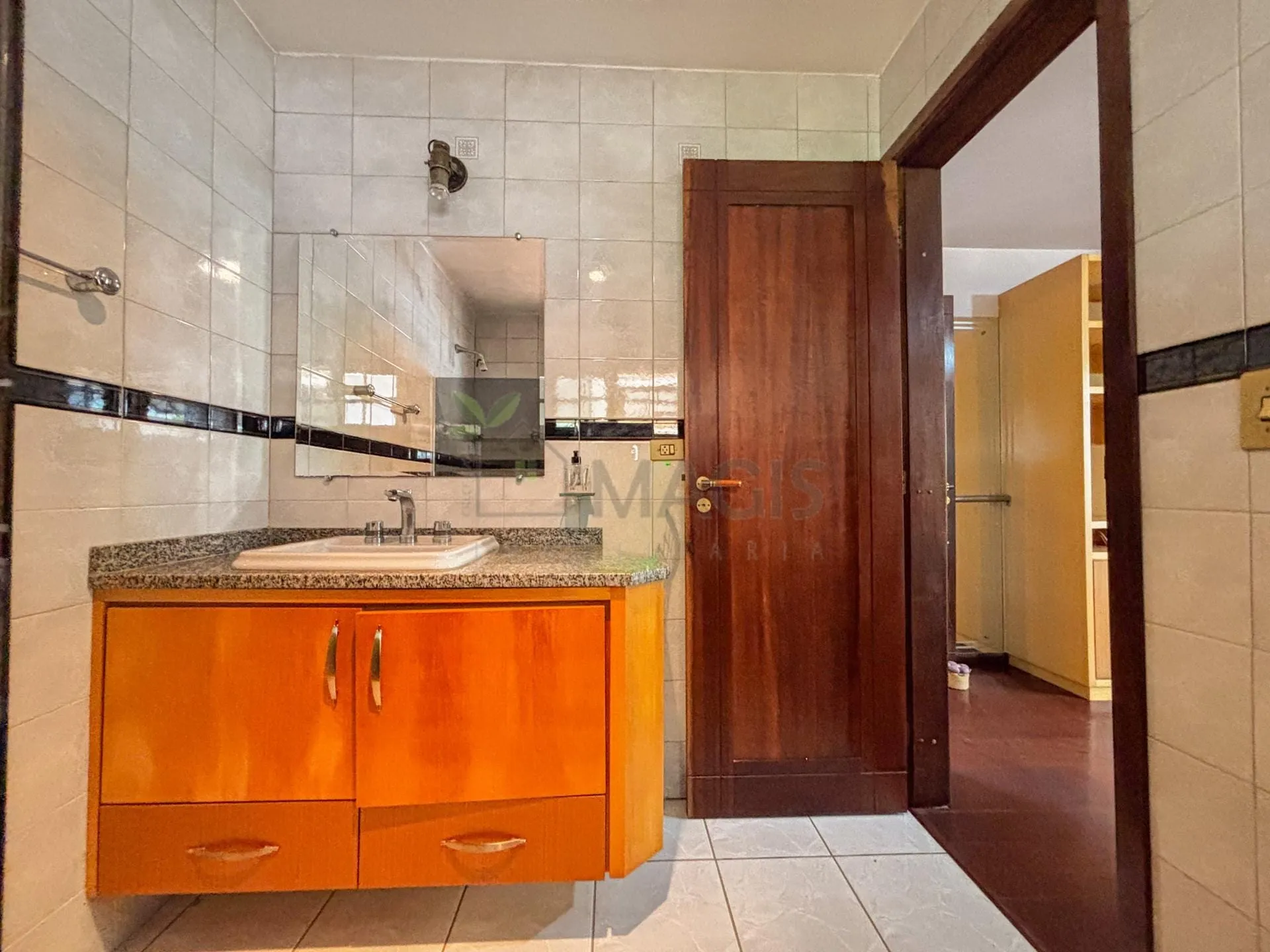 House with 5 bedrooms and 13 parking spaces across 2 floors — photo 22