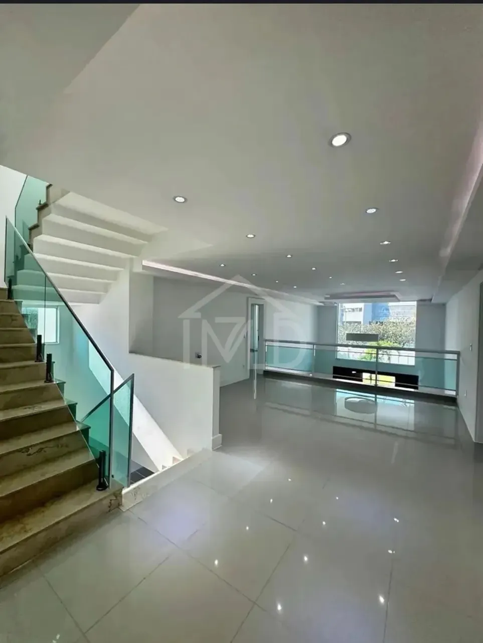 House with 5 bedrooms and floor-to-ceiling windows — photo 7