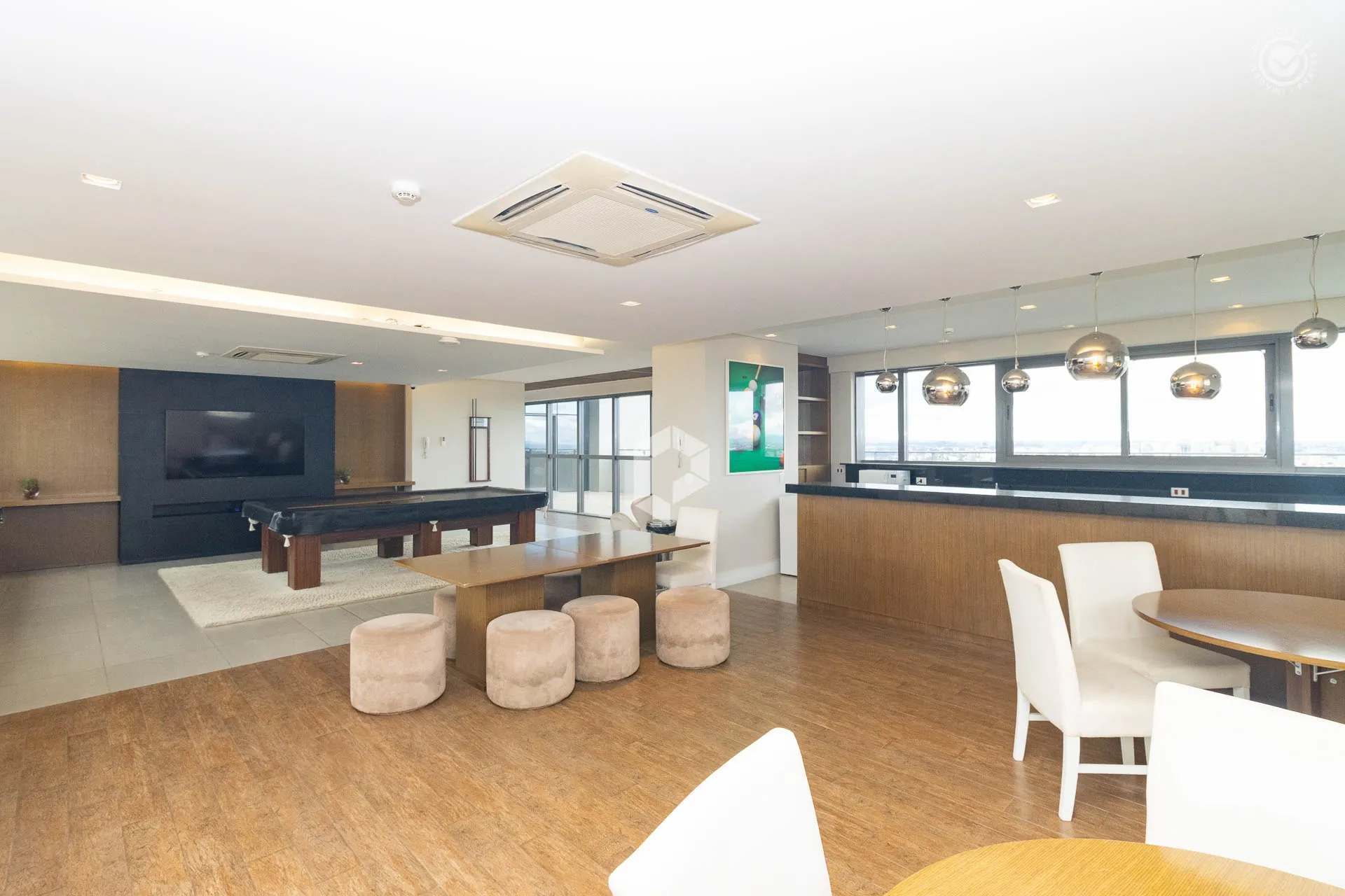 Furnished 1-bedroom apartment with city view — photo 37