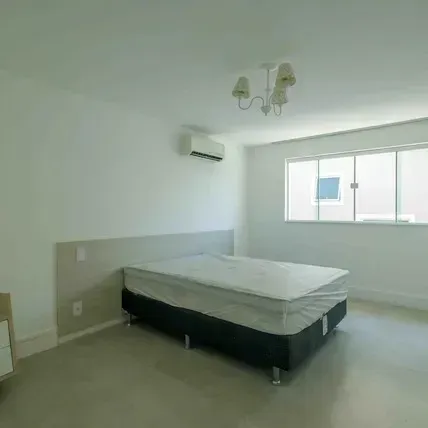 5-bedroom house with a bathtub in Rio de Janeiro — photo 12