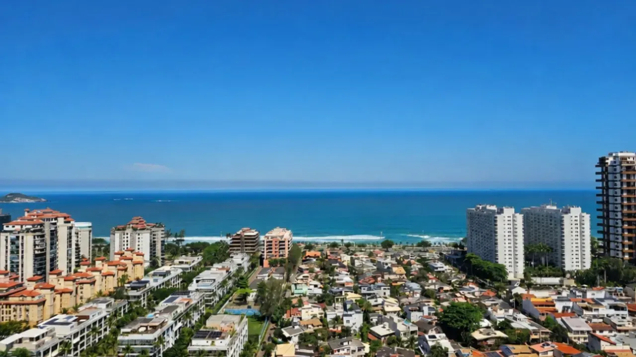Balcony with a grill in a 3-bedroom apartment, 250 m² — photo 7