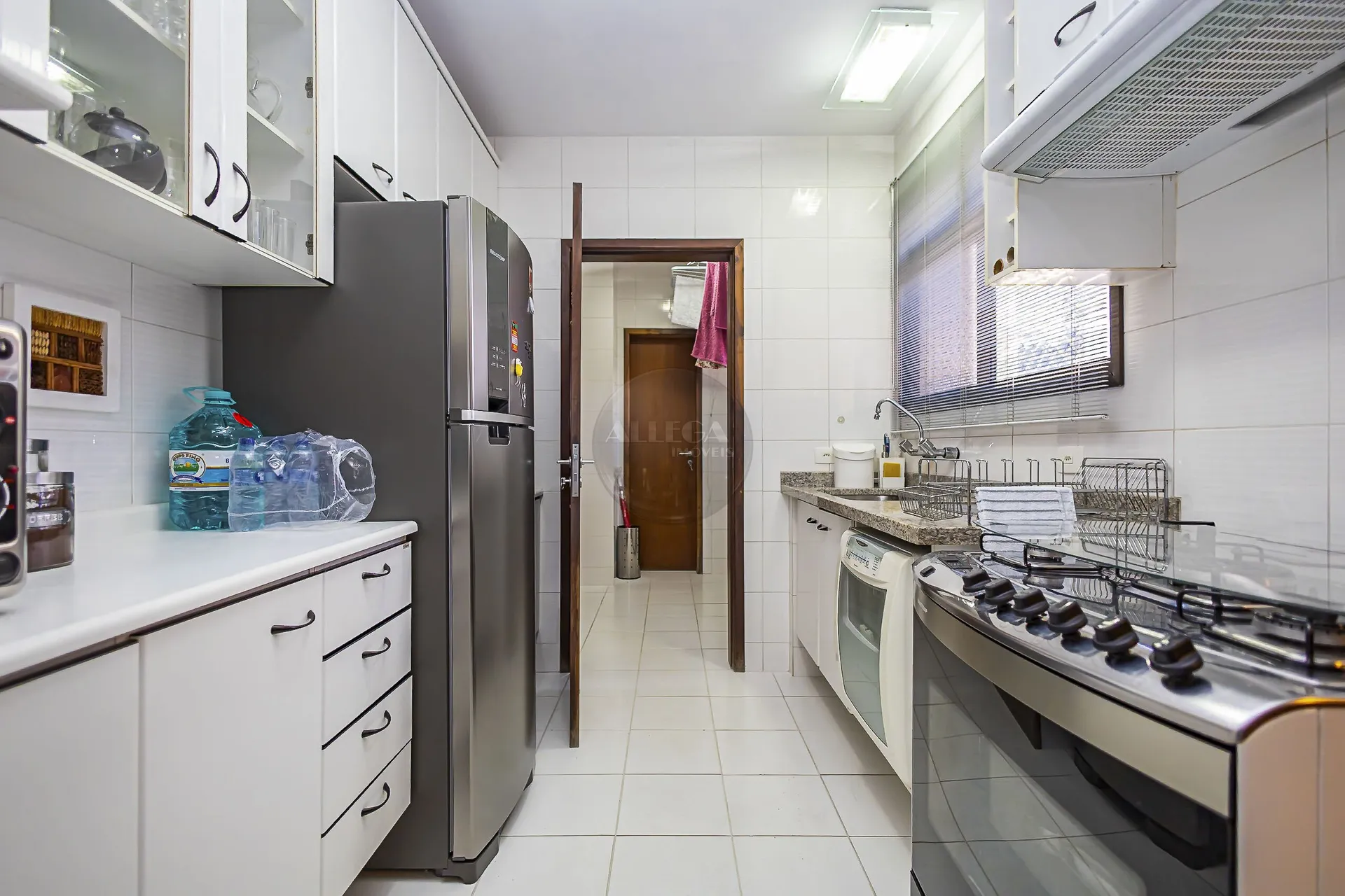 Apartamento com 4 quartos e piso de madeira na sala — photo 22