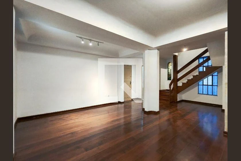 Rental house with 5 bedrooms and a balcony — photo 12