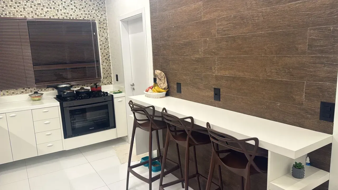 Furnished 4-suite house with 5 bathrooms — photo 6