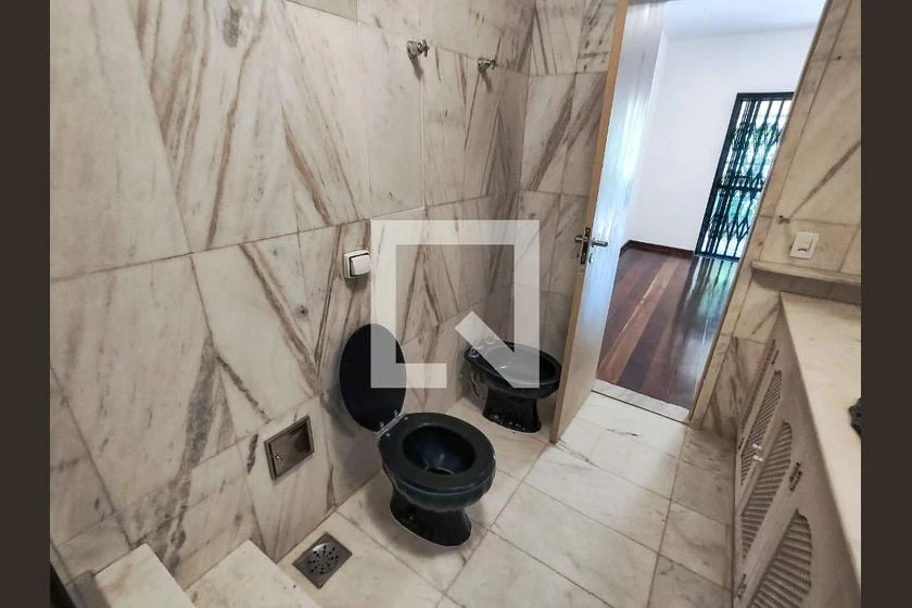 House with 5 en-suite bedrooms, 285 m² and parking — photo 13