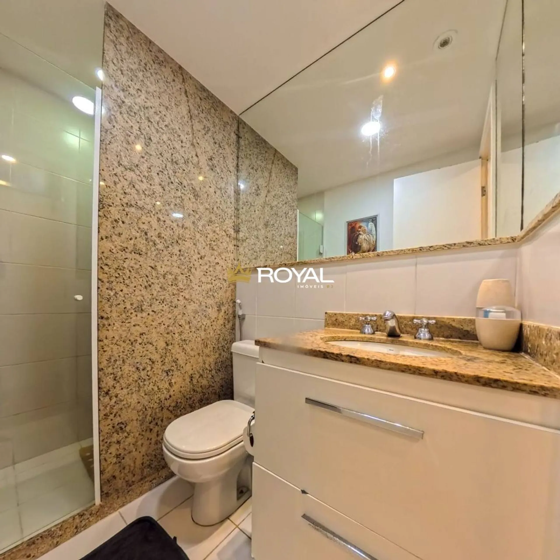 4-bedroom apartment in a building with a pool — photo 11