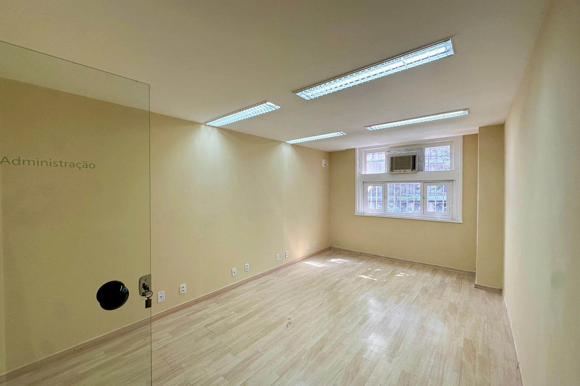 Apartment with 2 bedrooms and air conditioning, no parking