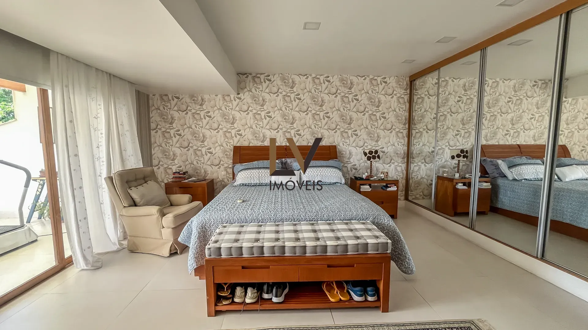 Furnished house with open-plan kitchen, 4 bedrooms and 5 baths — photo 37
